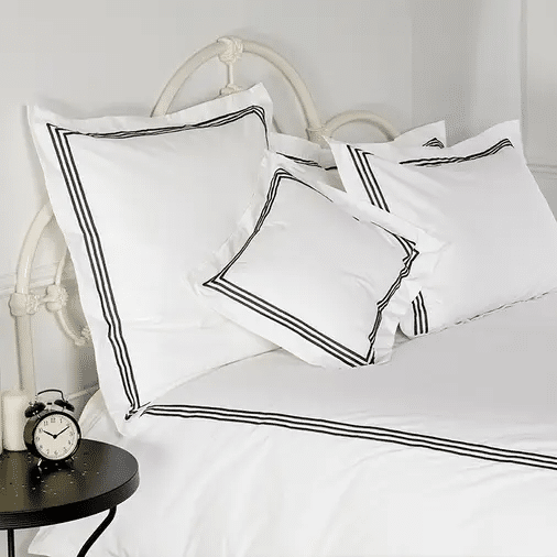 Parure de Lit Milano en Satin de coton Égyptien 320 fils/cm² - 800TC avec Volant à Triple Cordon Noir